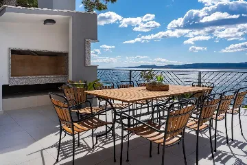 Seafront Villa for 10 Guests in Lokva Rogoznica