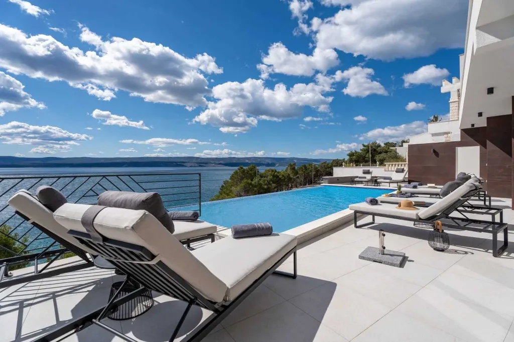 Seafront Villa for 10 Guests in Lokva Rogoznica