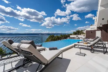 Seafront Villa for 10 Guests in Lokva Rogoznica