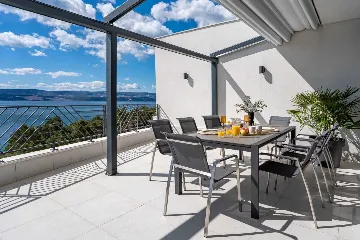 Seafront Villa for 10 Guests in Lokva Rogoznica