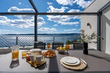 Seafront Villa for 10 Guests in Lokva Rogoznica