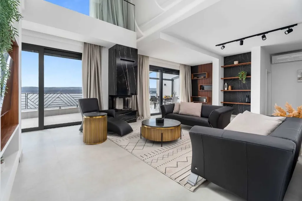 Seafront Villa for 10 Guests in Lokva Rogoznica