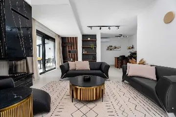 Seafront Villa for 10 Guests in Lokva Rogoznica