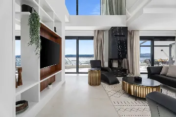 Seafront Villa for 10 Guests in Lokva Rogoznica