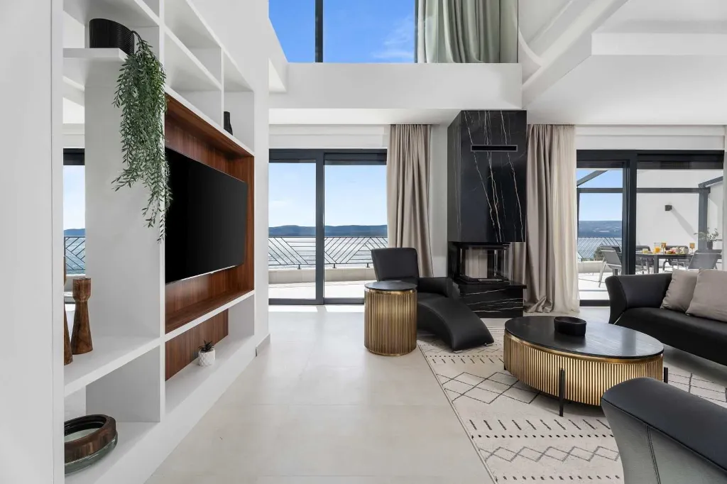 Seafront Villa for 10 Guests in Lokva Rogoznica