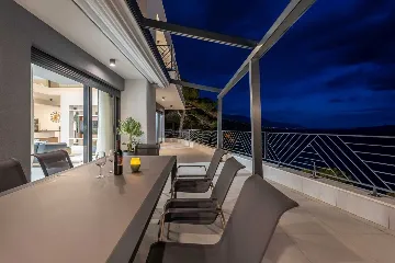 Seafront Villa for 10 Guests in Lokva Rogoznica