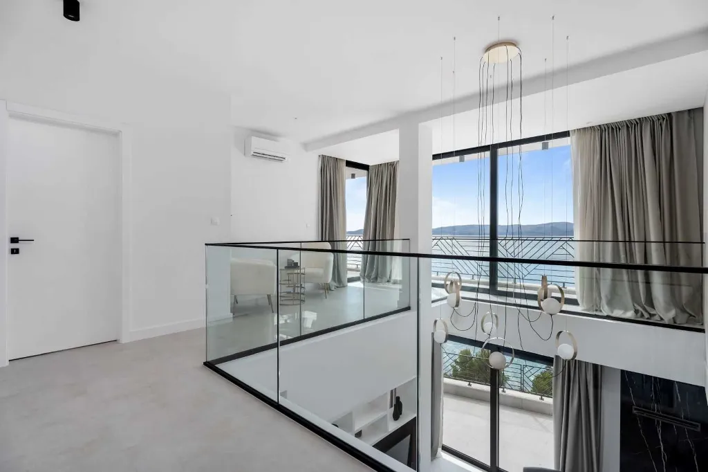 Seafront Villa for 10 Guests in Lokva Rogoznica