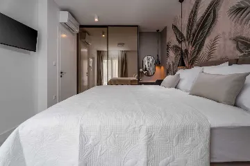 Seafront Villa for 10 Guests in Lokva Rogoznica