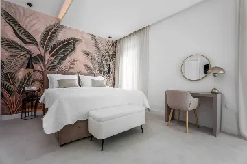 Seafront Villa for 10 Guests in Lokva Rogoznica