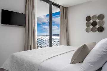 Seafront Villa for 10 Guests in Lokva Rogoznica