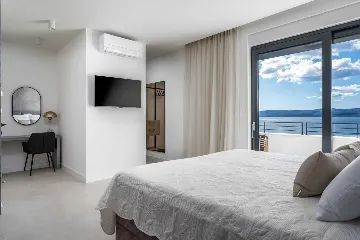 Seafront Villa for 10 Guests in Lokva Rogoznica