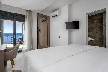 Seafront Villa for 10 Guests in Lokva Rogoznica