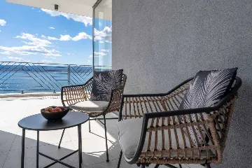 Seafront Villa for 10 Guests in Lokva Rogoznica