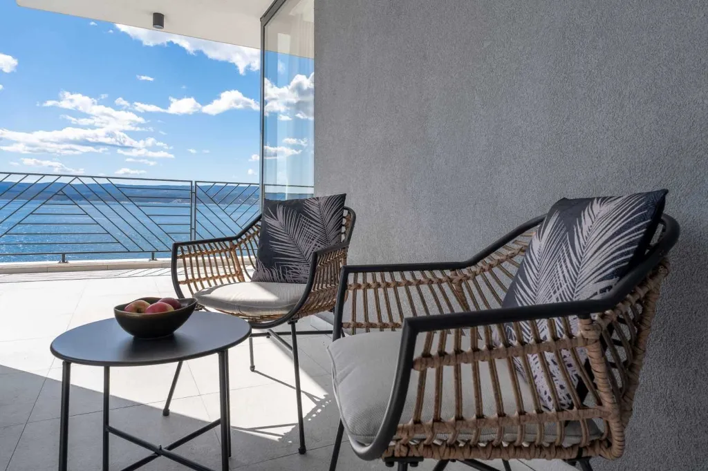 Seafront Villa for 10 Guests in Lokva Rogoznica