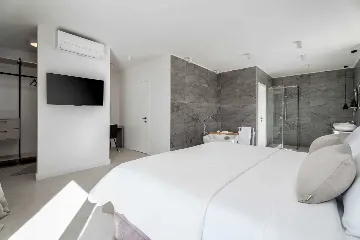 Seafront Villa for 10 Guests in Lokva Rogoznica