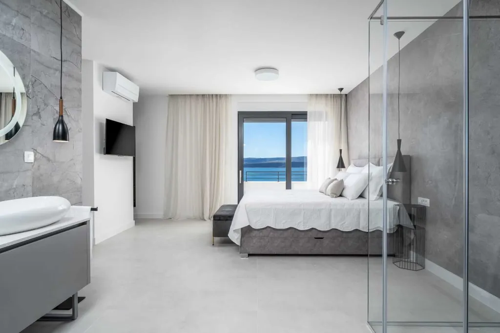 Seafront Villa for 10 Guests in Lokva Rogoznica