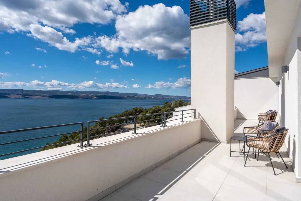 Seafront Villa for 10 Guests in Lokva Rogoznica