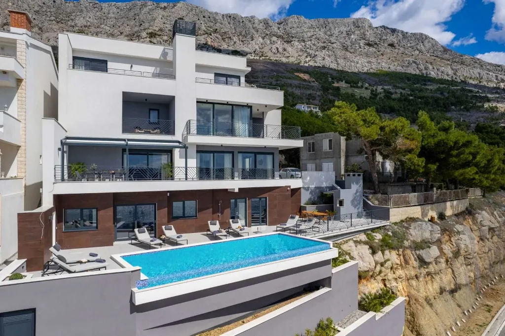 Seafront Villa for 10 Guests in Lokva Rogoznica
