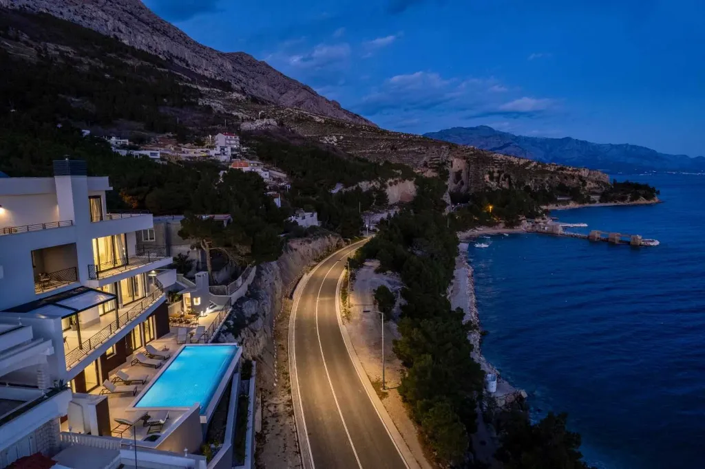 Seafront Villa for 10 Guests in Lokva Rogoznica