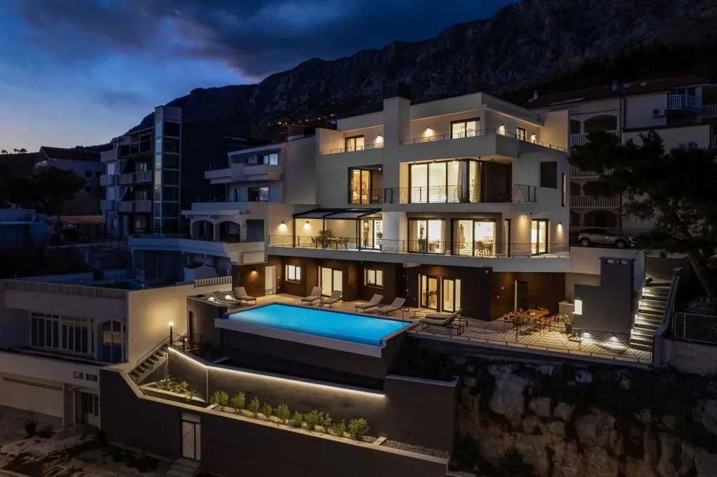 Seafront Villa for 10 Guests in Lokva Rogoznica