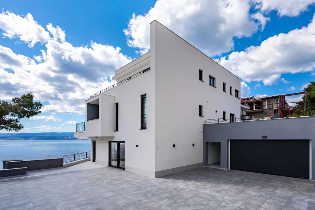 Seafront Villa for 10 Guests in Lokva Rogoznica