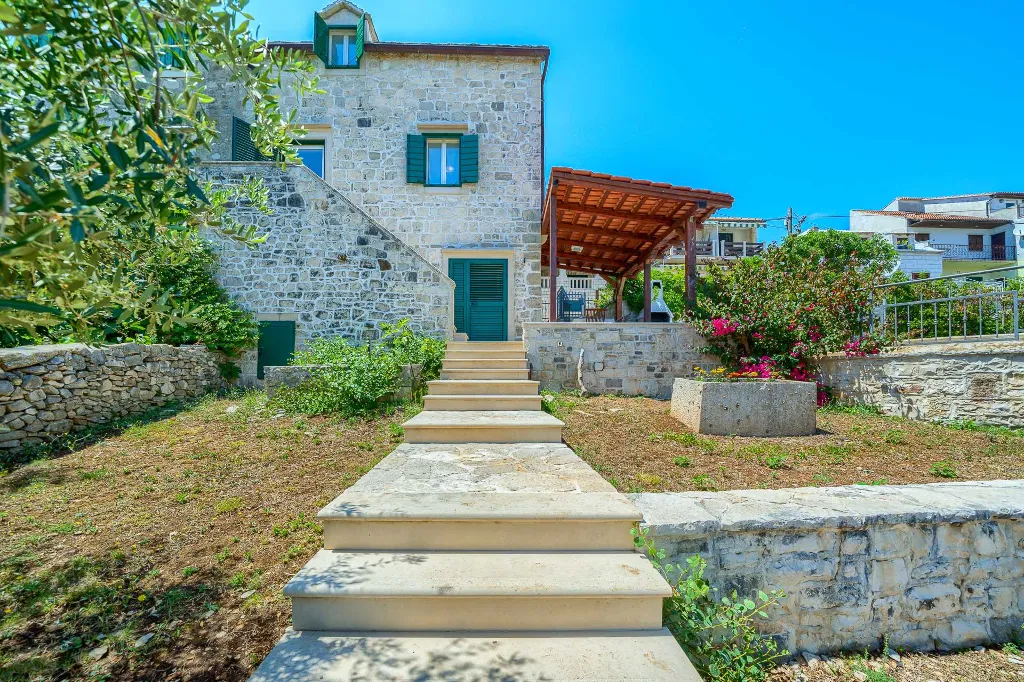 3-Bedroom Villa with Private Heated Pool in Sumartin