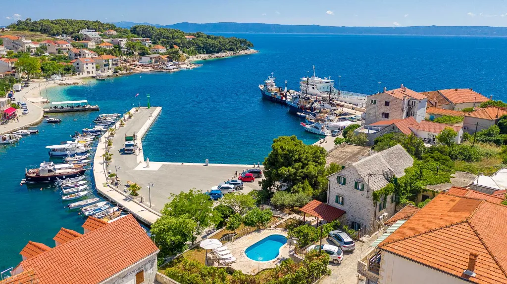 3-Bedroom Villa with Private Heated Pool in Sumartin