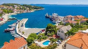 3-Bedroom Villa with Private Heated Pool in Sumartin