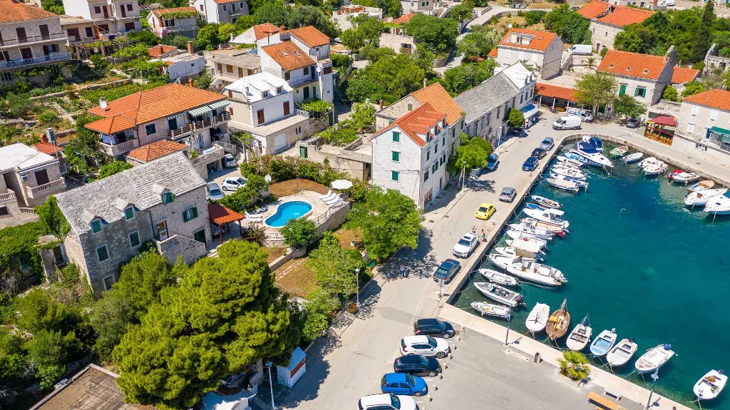 3-Bedroom Villa with Private Heated Pool in Sumartin