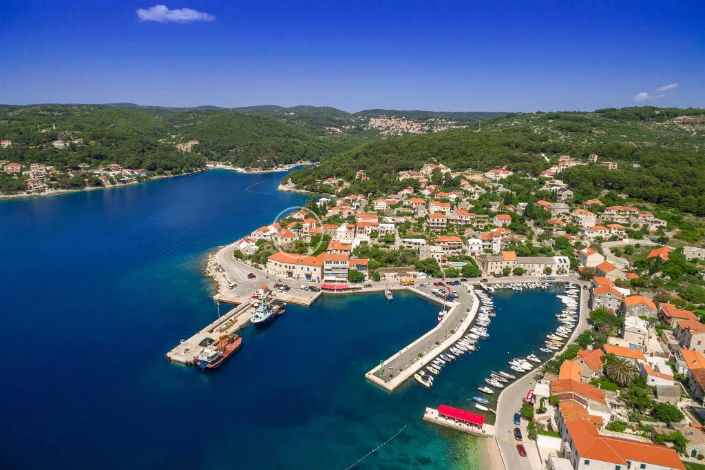 4-Bedroom Villa in Sumartin, Brač for Up to 10