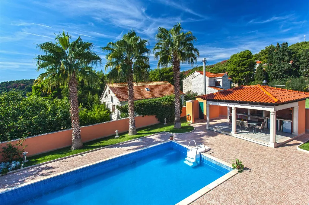 3-Bedroom Villa with Private Pool in Sumartin