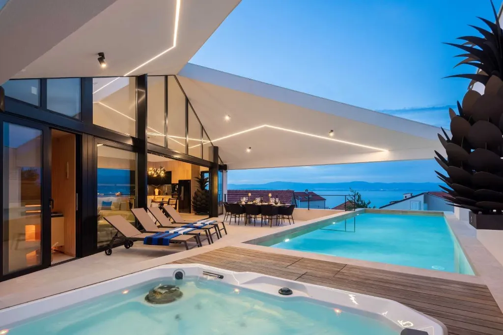 Sutivan 4-Bedroom Villa with Heated Pool & Sauna
