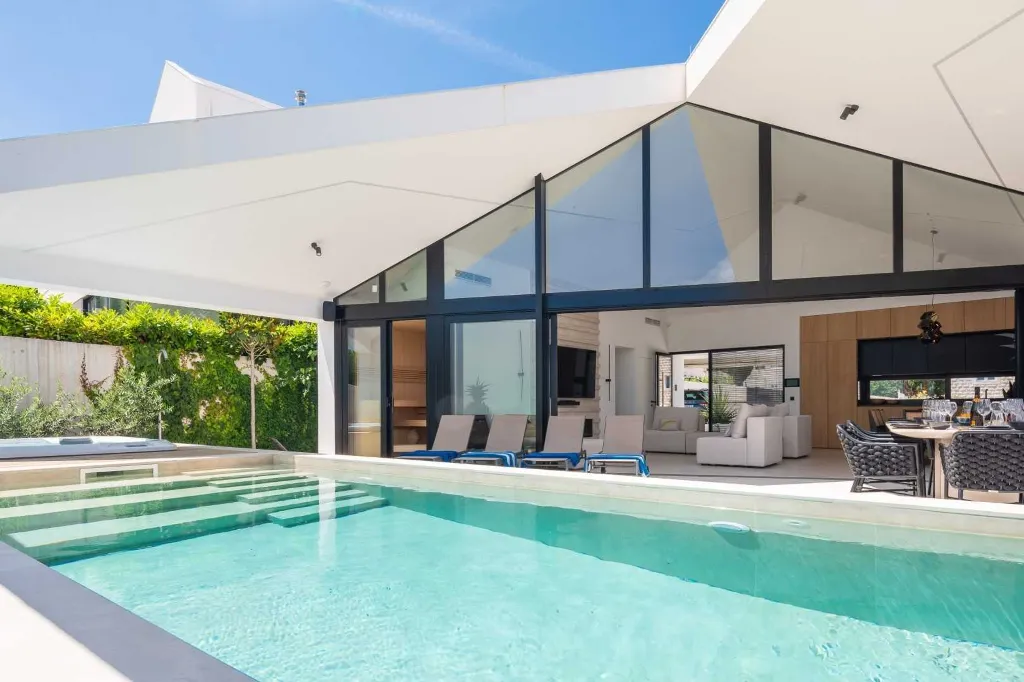 Sutivan 4-Bedroom Villa with Heated Pool & Sauna
