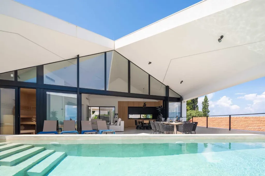 Sutivan 4-Bedroom Villa with Heated Pool & Sauna