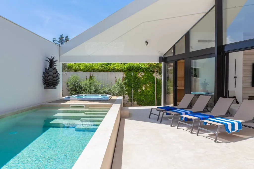 Sutivan 4-Bedroom Villa with Heated Pool & Sauna