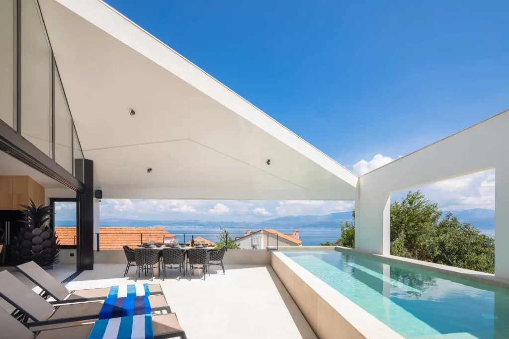Sutivan 4-Bedroom Villa with Heated Pool & Sauna