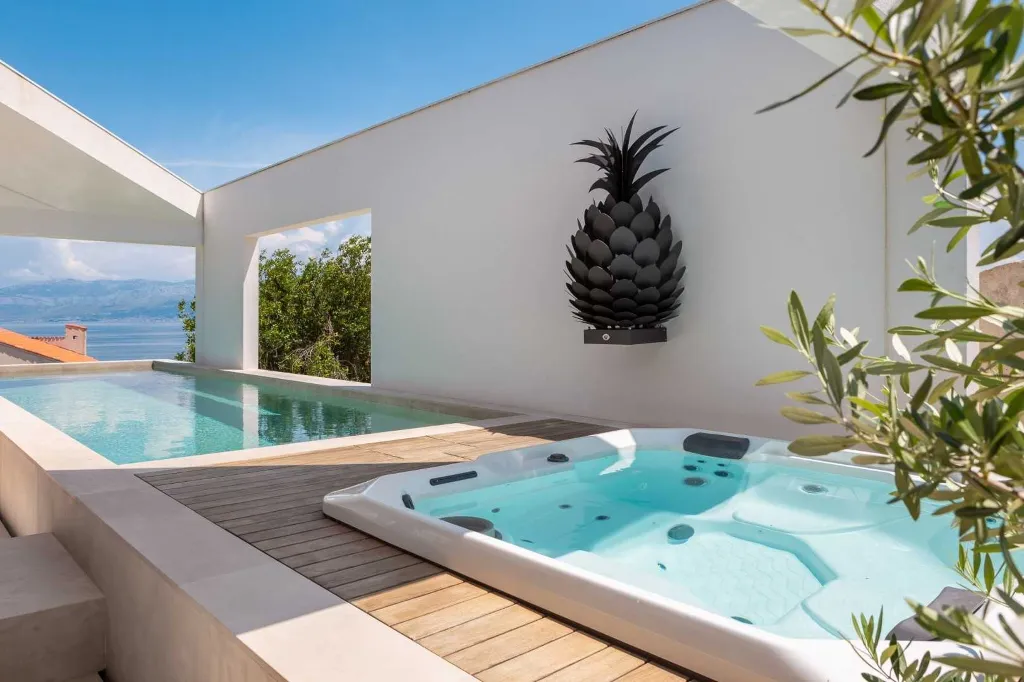 Sutivan 4-Bedroom Villa with Heated Pool & Sauna