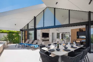 Sutivan 4-Bedroom Villa with Heated Pool & Sauna