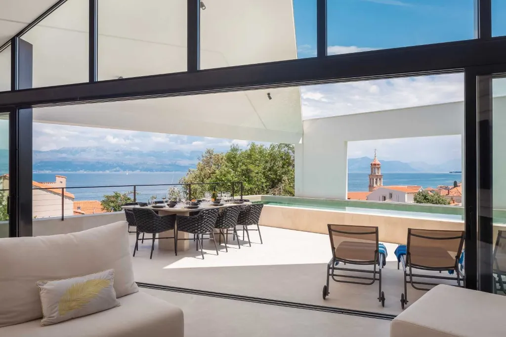 Sutivan 4-Bedroom Villa with Heated Pool & Sauna