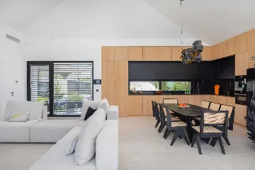 Sutivan 4-Bedroom Villa with Heated Pool & Sauna