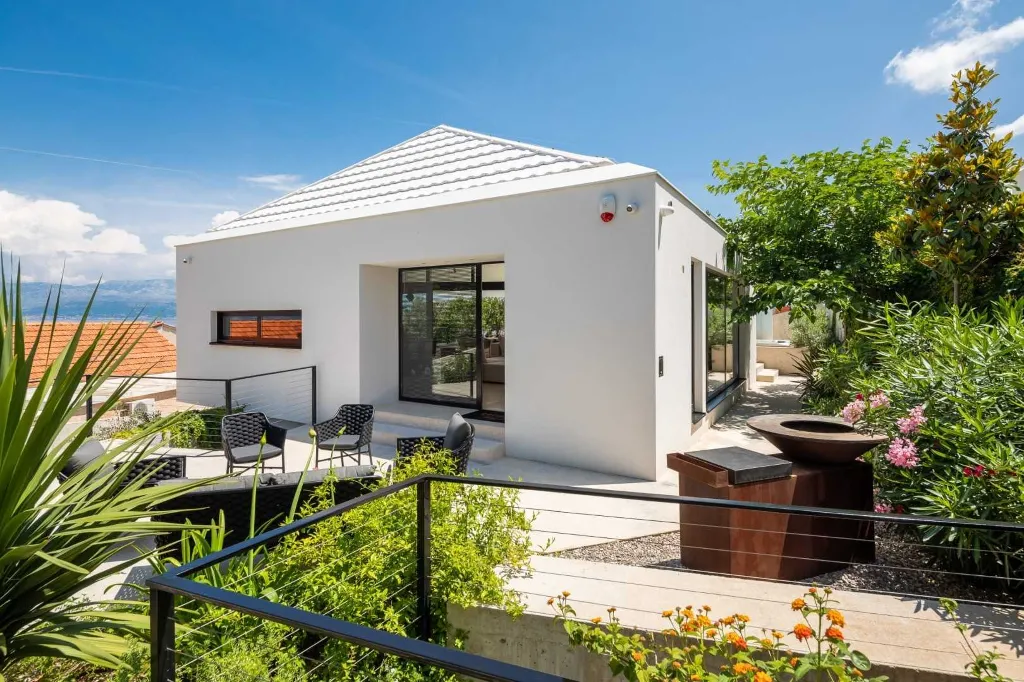 Sutivan 4-Bedroom Villa with Heated Pool & Sauna