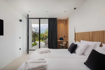 Sutivan 4-Bedroom Villa with Heated Pool & Sauna