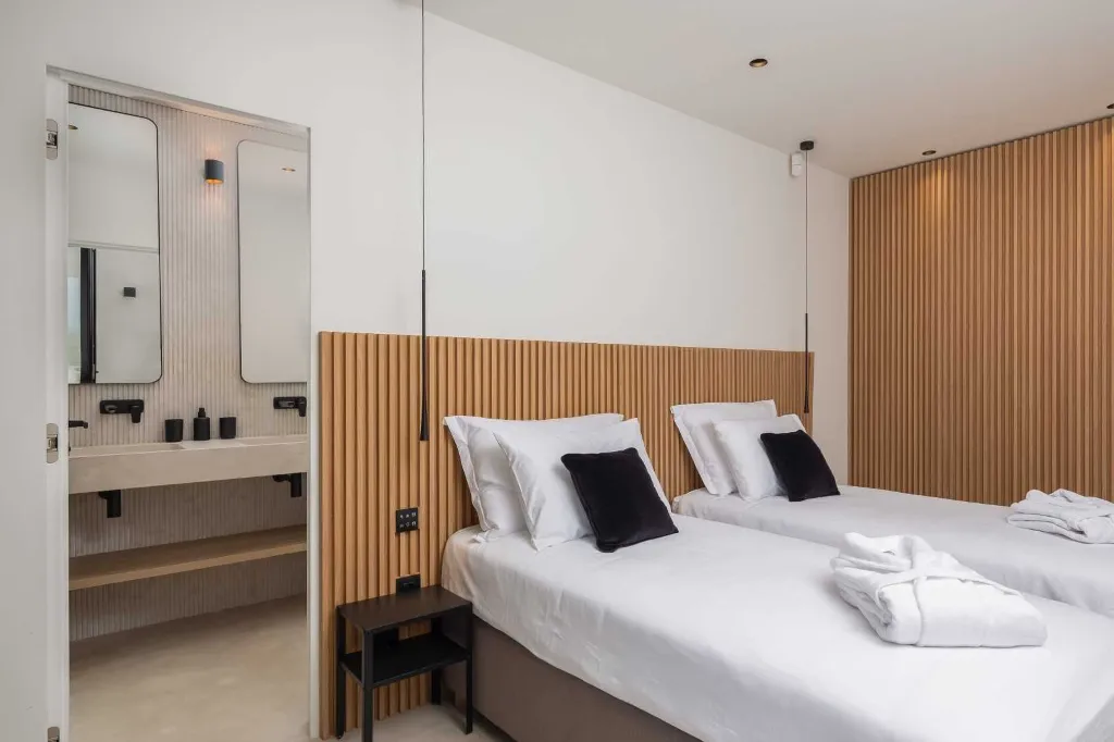 Sutivan 4-Bedroom Villa with Heated Pool & Sauna