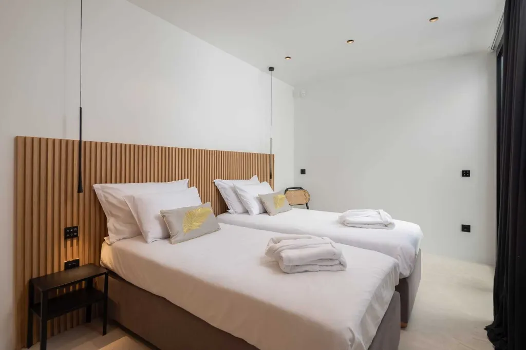 Sutivan 4-Bedroom Villa with Heated Pool & Sauna