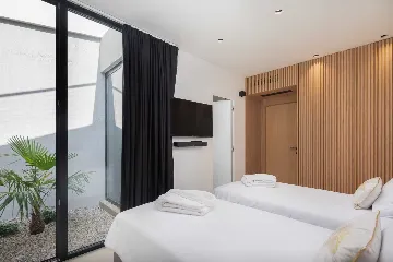 Sutivan 4-Bedroom Villa with Heated Pool & Sauna