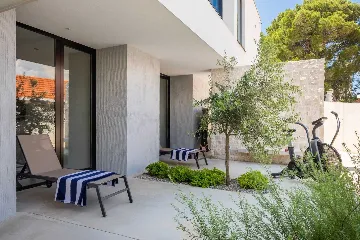 Sutivan 4-Bedroom Villa with Heated Pool & Sauna