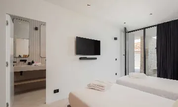 Sutivan 4-Bedroom Villa with Heated Pool & Sauna