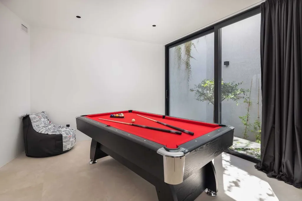 Sutivan 4-Bedroom Villa with Heated Pool & Sauna