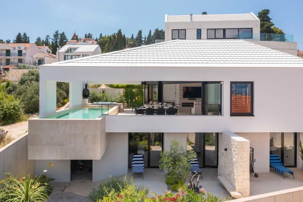 Sutivan 4-Bedroom Villa with Heated Pool & Sauna
