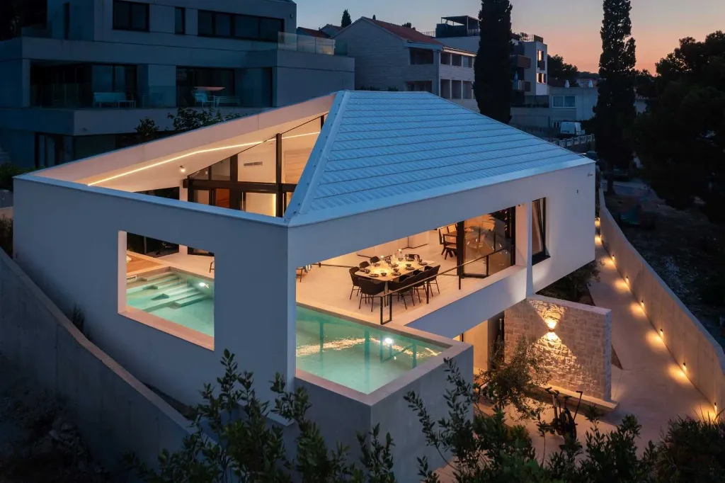 Sutivan 4-Bedroom Villa with Heated Pool & Sauna